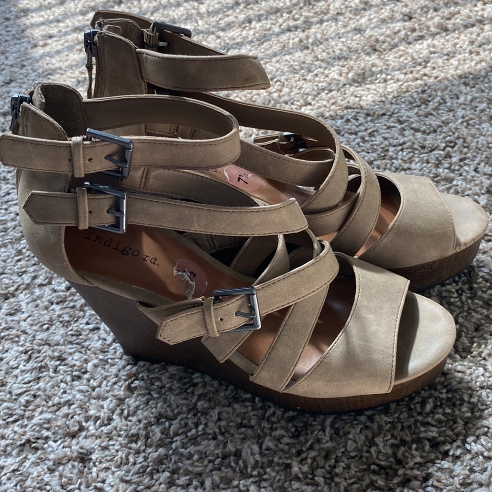 Beautiful Wedge Heels! Size: 7.5